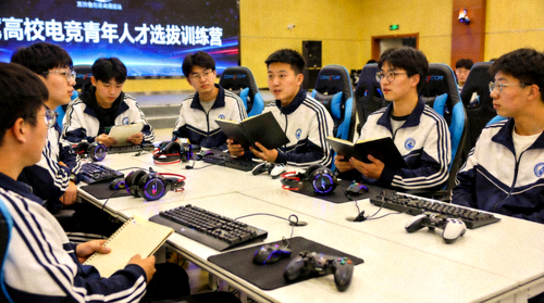 高校电竞青年人才选拔训练营学员现场交流